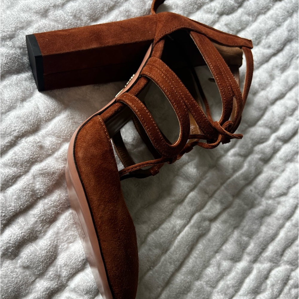 Gorgeous sexy brown suede heel.
